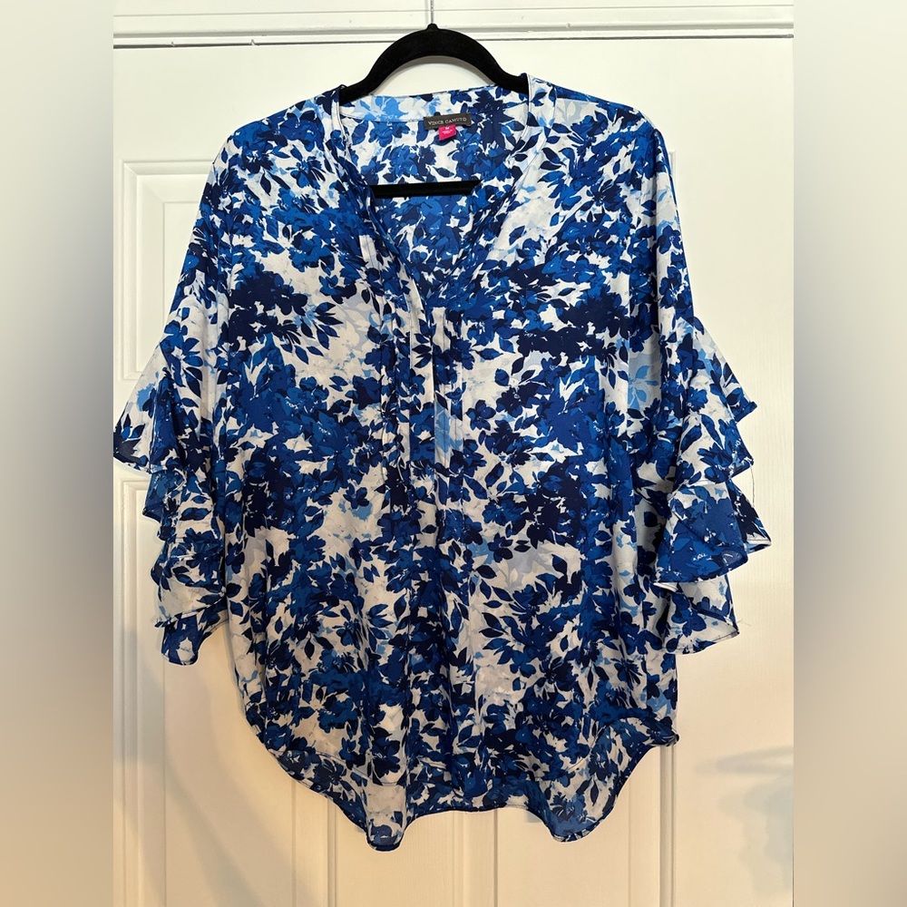 Vince Camuto blue floral blouse medium ~gorgeous flowy flutter short sleeves 💃